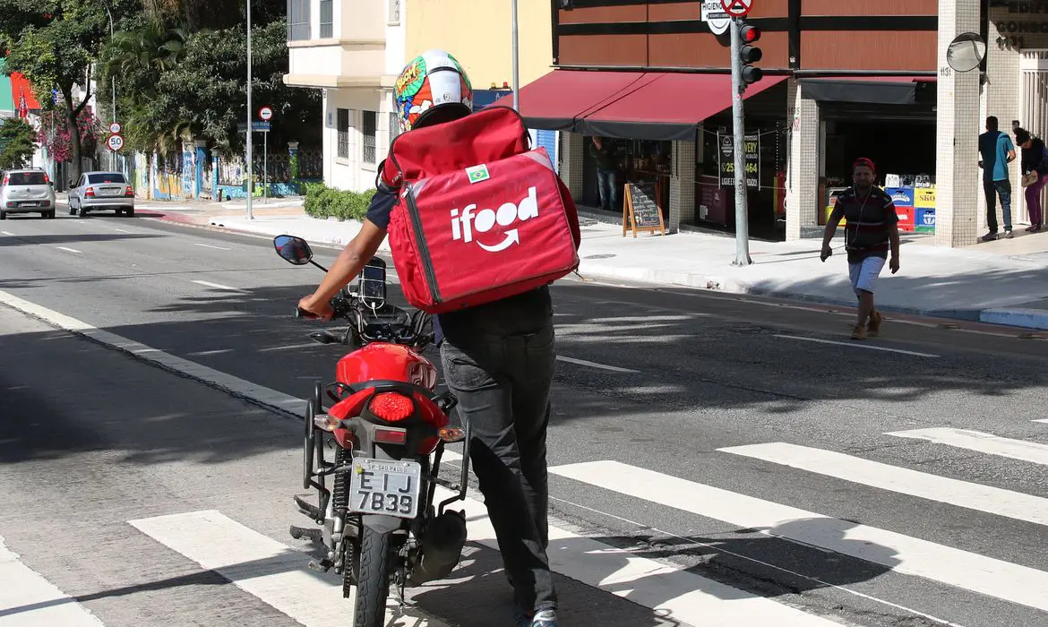 Anvisa inicia regulamentação de apps de delivery para entrega de medicamentos