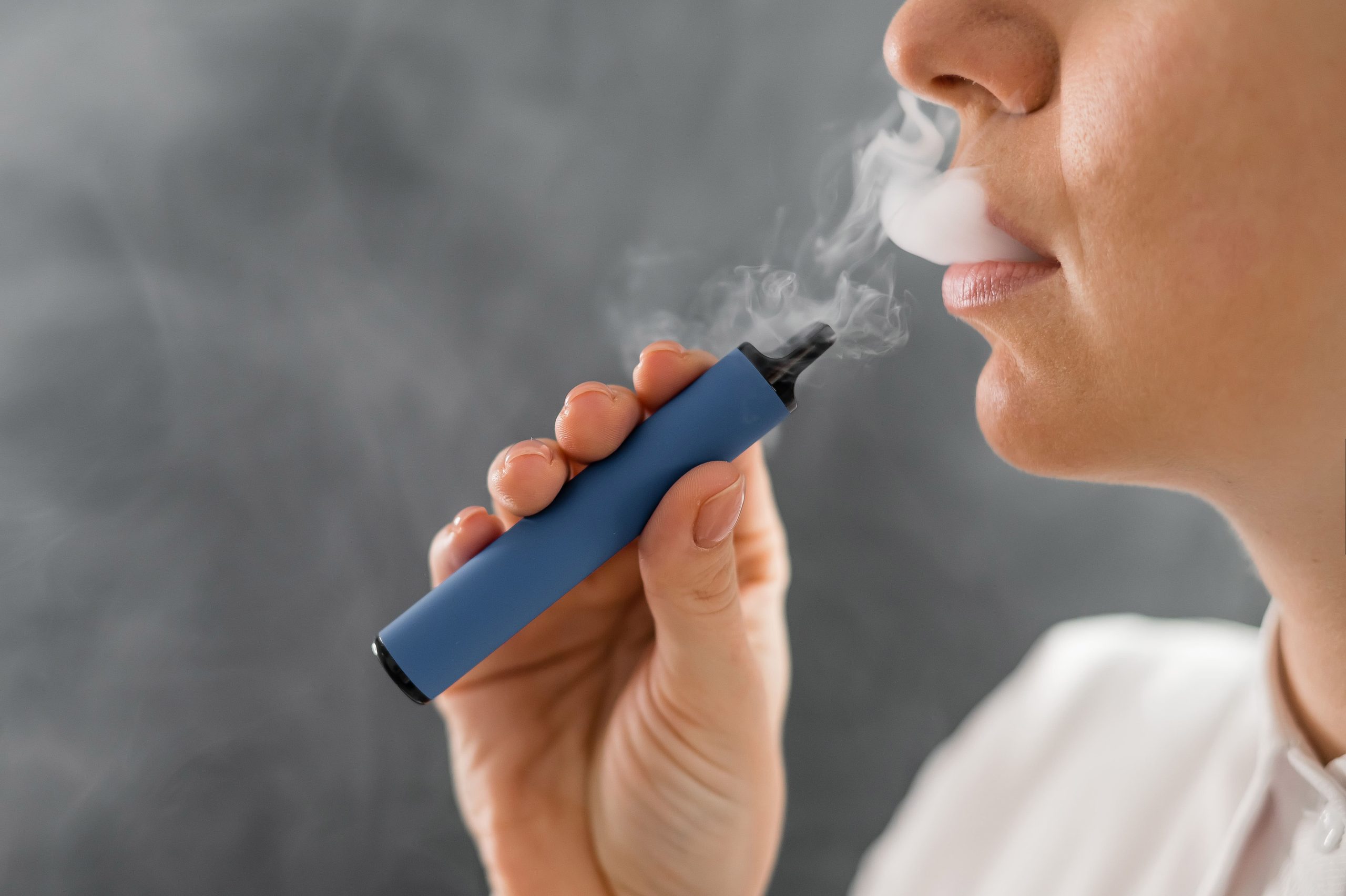 Paraná avança com proposta de multa para uso de cigarros eletrônicos em locais coletivos