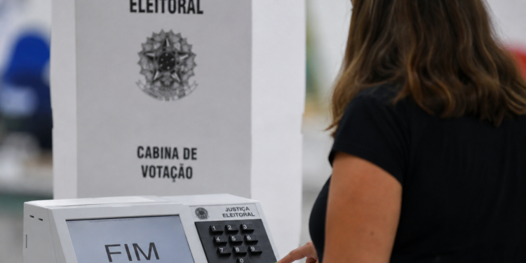 Mulheres com medida protetiva podem mudar local de votação para garantir segurança
