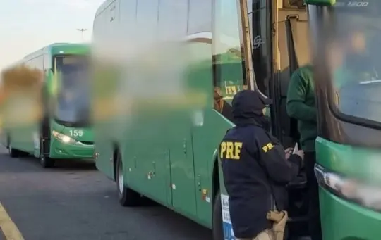 Idoso de 82 anos é preso após exibir imagens sexuais para adolescente dentro de ônibus no Paraná