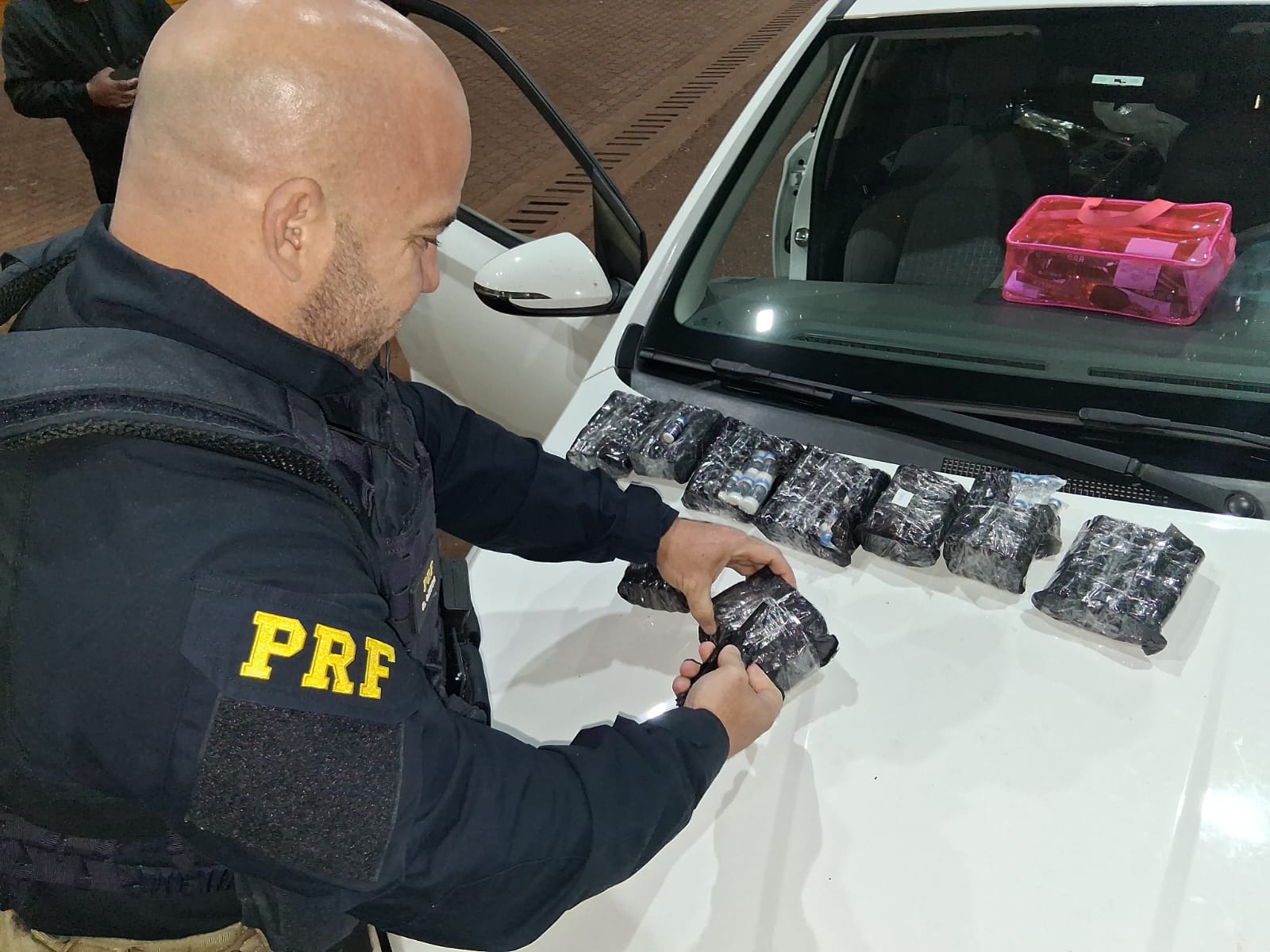 PRF apreende 392 ampolas de toxina botulínica em carro na BR-277, em Cascavel
