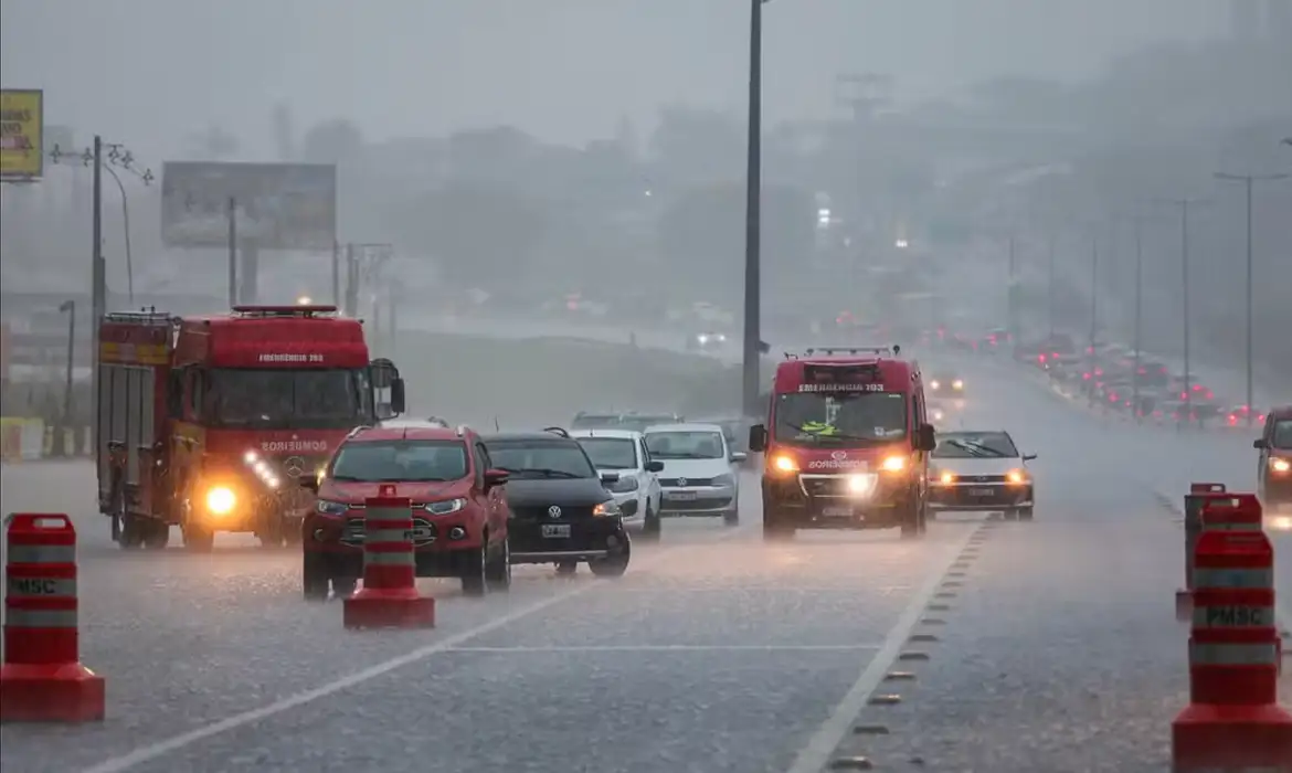 Chuva e tempestades colocam Sul e Sudeste em alerta