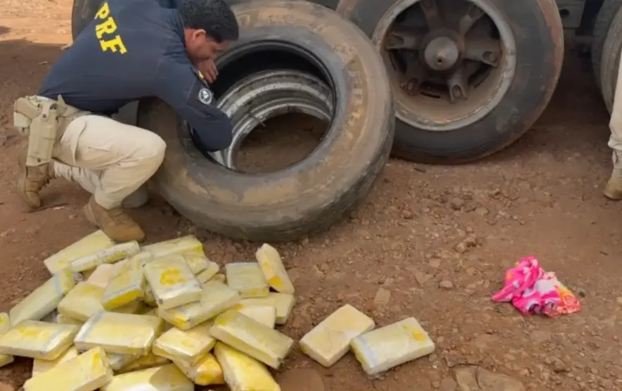 Destino divergente leva PRF a encontrar 95 quilos de cocaína escondidos em carreta