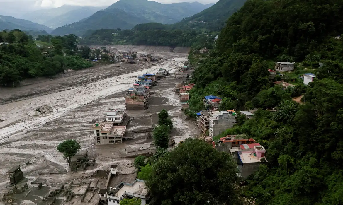 Nepal monitora dois lagos e mantém alerta para risco de enchentes