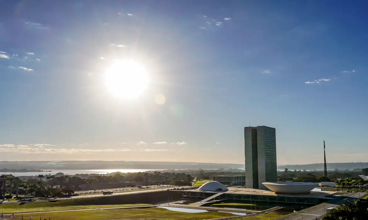 Nesta semana, Congresso debate fim da escala 6x1 e “taxa das blusinhas”