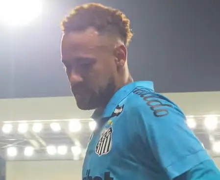 Menino ganha camisa de Neymar e acaba deixando estádio sob proteção da PM