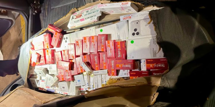 Receita apreende centenas de ampolas de medicamentos e produtos estéticos na fronteira
