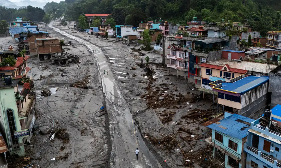 Mortes causadas por enchentes no Nepal já ultrapassam mil