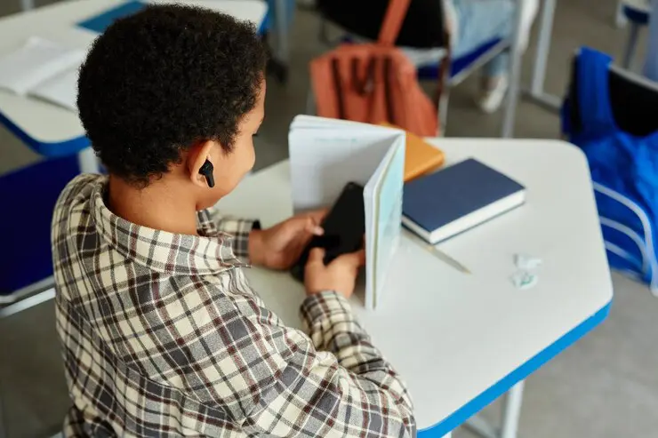 IA na escola terá novas regras no Brasil; crianças até o 5º ano não poderão usar ferramenta sozinhas