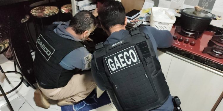 Gaeco cumpre mandados contra grupo suspeito de ligação com o PCC em Foz do Iguaçu