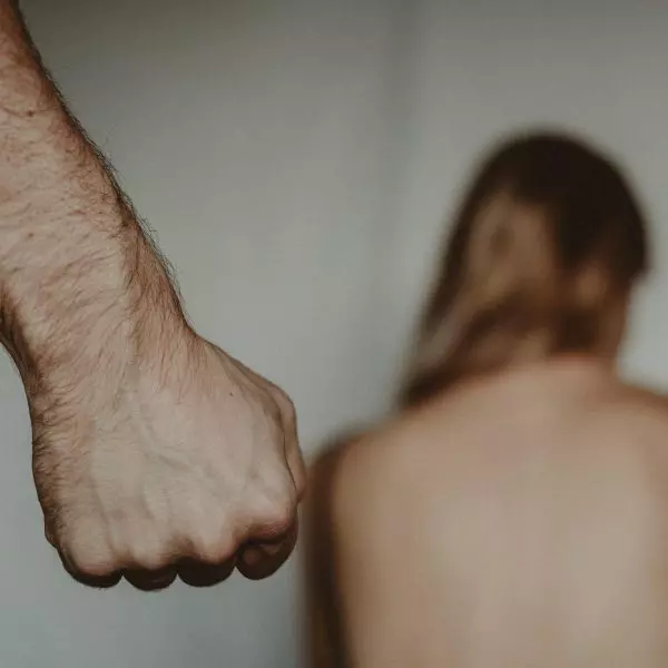 Criança grava agressão contra a mãe e ajuda polícia a prender padrasto no Paraná