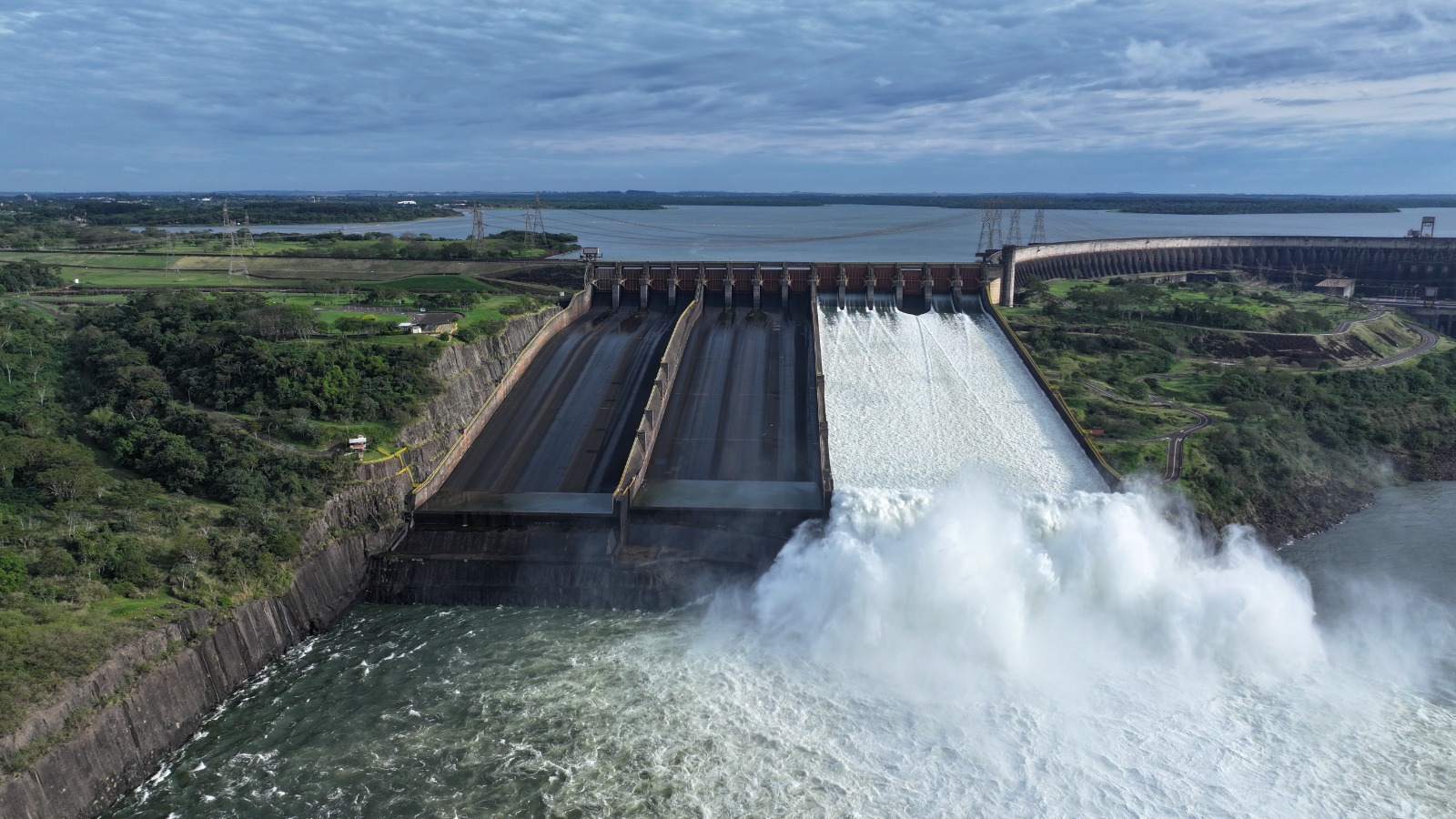 Itaipu abre vertedouro e libera água após chuvas na região