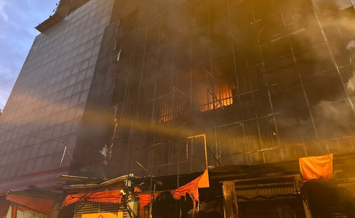 Incêndio provoca forte fumaça e mobiliza bombeiros em Ciudad del Este