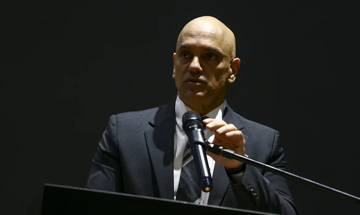 Moraes acusa Mendonça de conduzir investigação ilegal e pede anulação de relatório