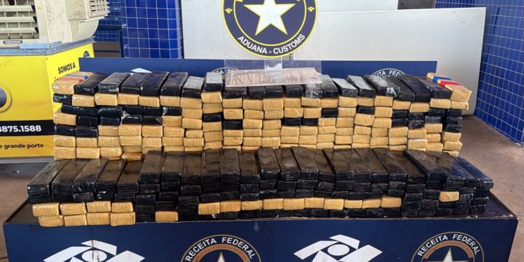 Van com mais de 250 quilos de maconha é barrada na Ponte da Amizade