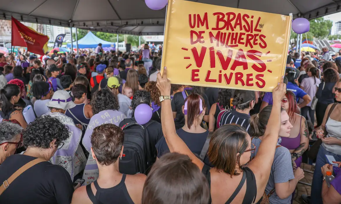 Medo da violência muda rotina de 98% das mulheres no Brasil