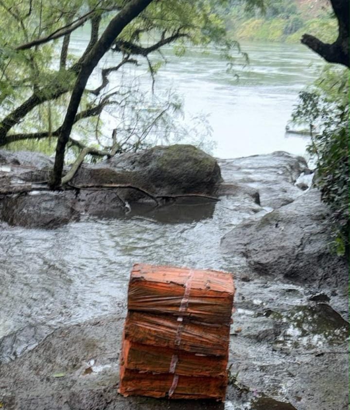 Traficantes abandonam carga de maconha e fogem pela mata em Foz do Iguaçu