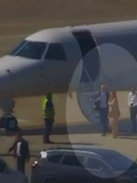 Vídeo registra Moraes desembarcando de aeronave ligada a Vorcaro