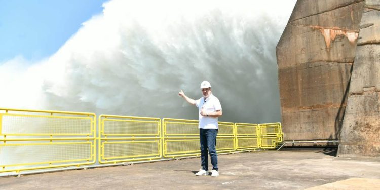 Itaipu intensifica operação e vertedouro chega a 6 mil m³ de vazão