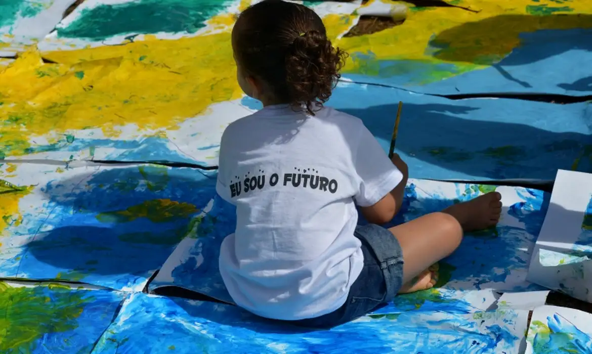Palmada ainda é vista como “correção” por famílias, aponta levantamento do Unicef