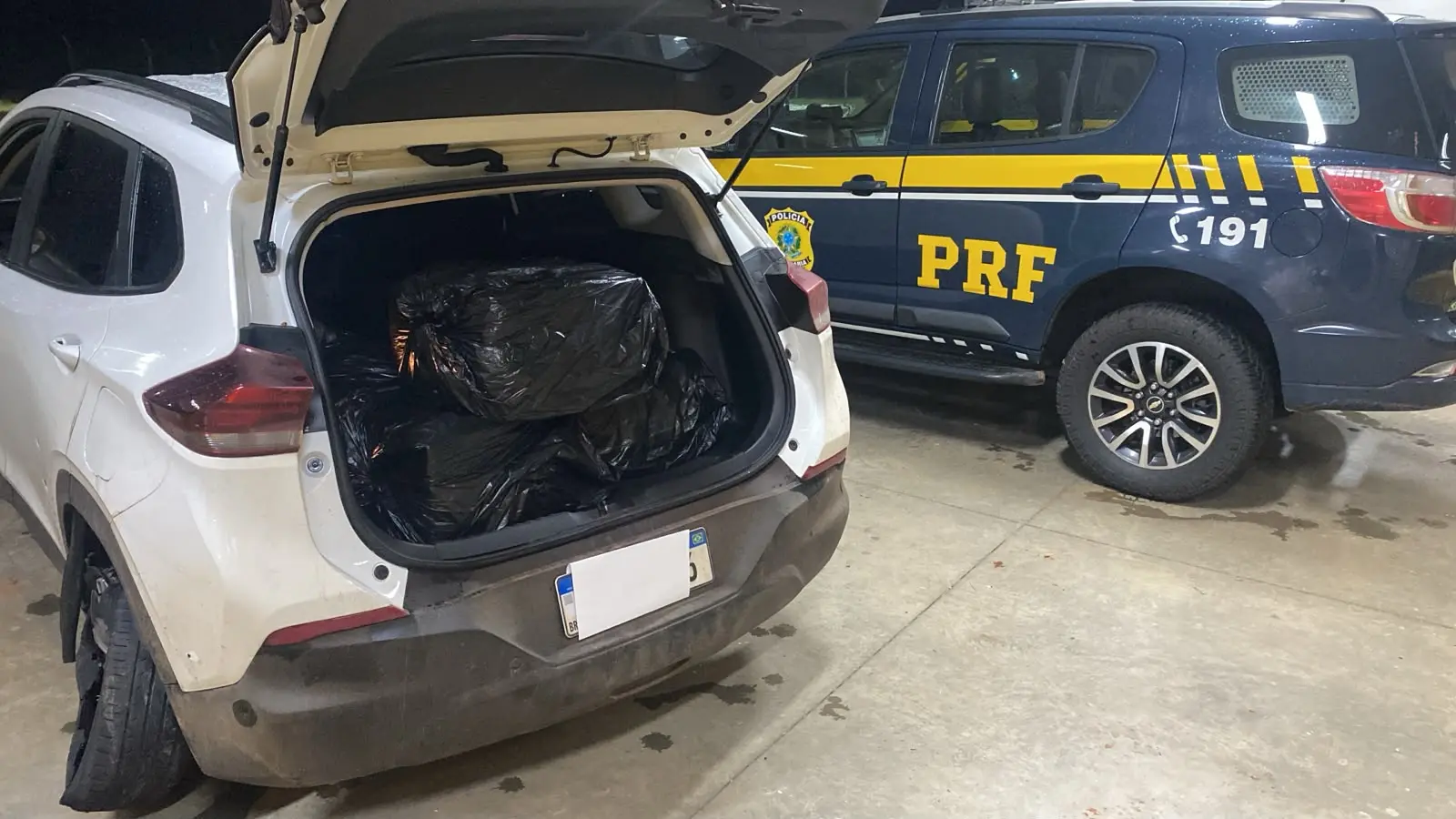 Motorista foge de abordagem, tenta atropelar policiais e é preso com 150 kg de maconha