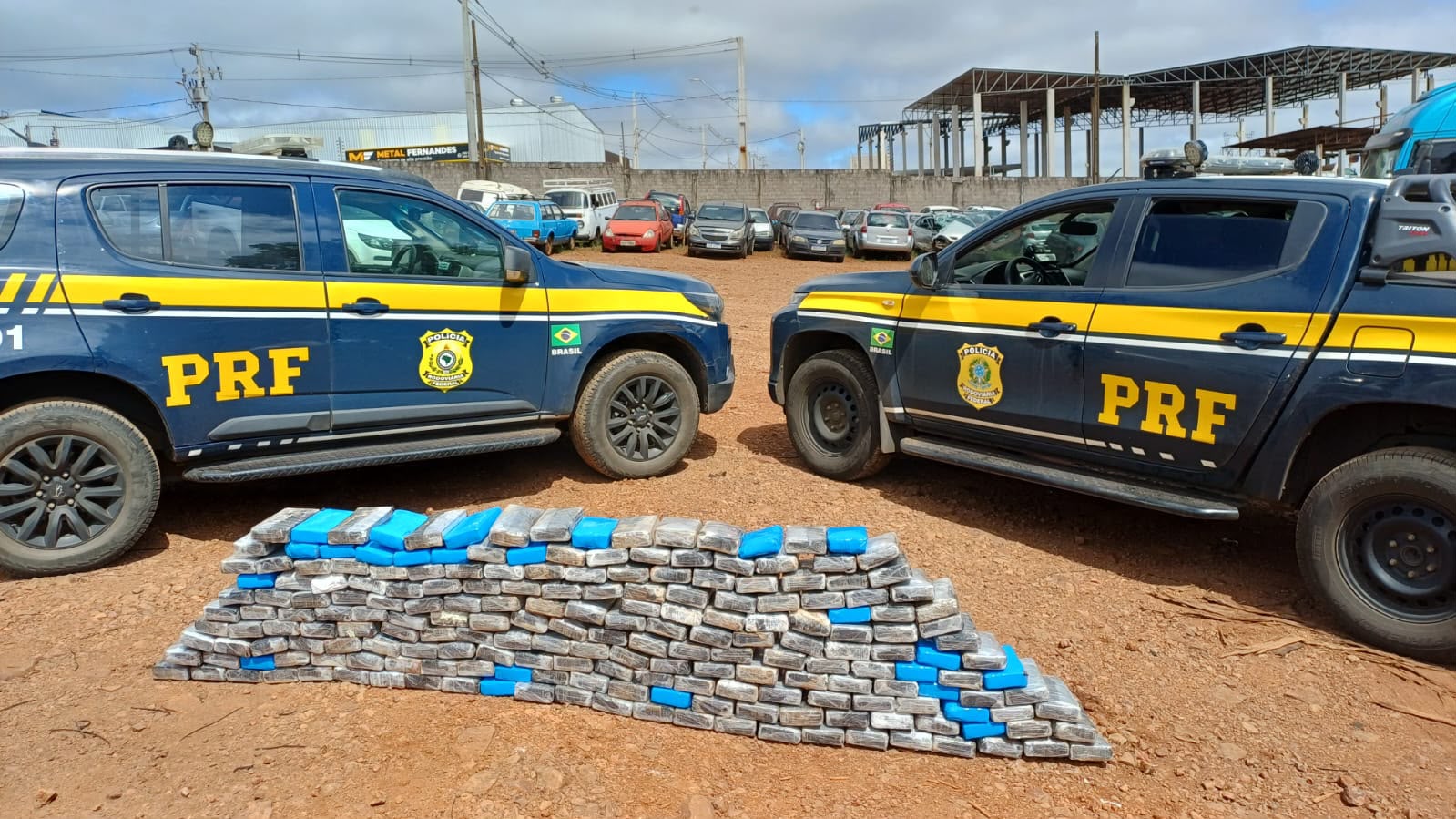 Caminhão é abandonado em pedágio e fiscalização encontra 240 kg de cocaína