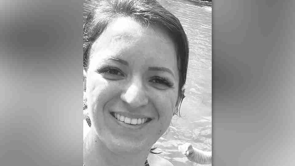 Mulher é morta a facadas na frente da filha; companheiro é procurado pela polícia