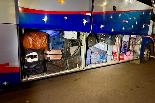 Cinco ônibus tentam fugir de fiscalização e acabam apreendidos com R$ 2 milhões em mercadorias em Foz