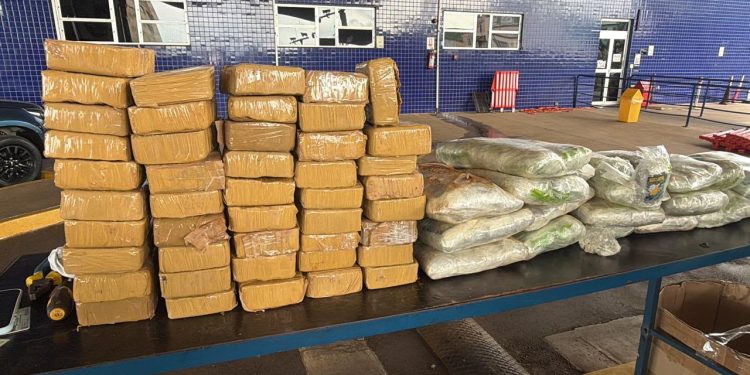 Fundo falso em veículo revela carga de cocaína e haxixe na Ponte da Amizade
