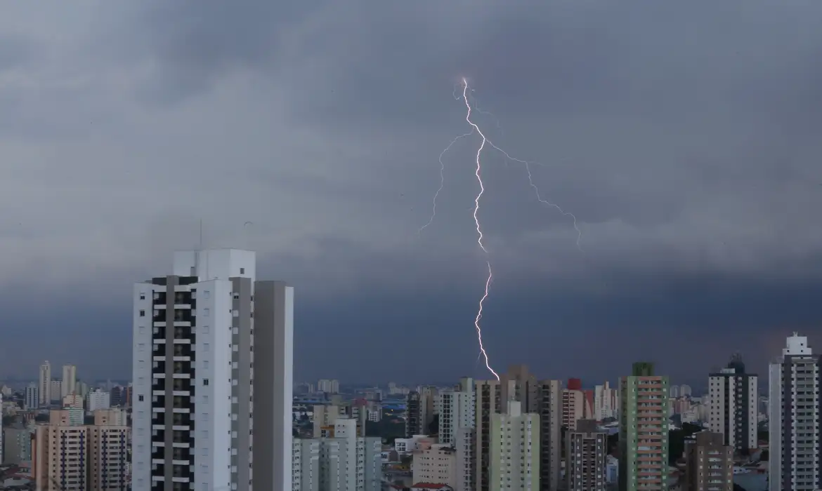 Eleições no Paraná serão marcadas por chuva e risco de temporais no Oeste do estado