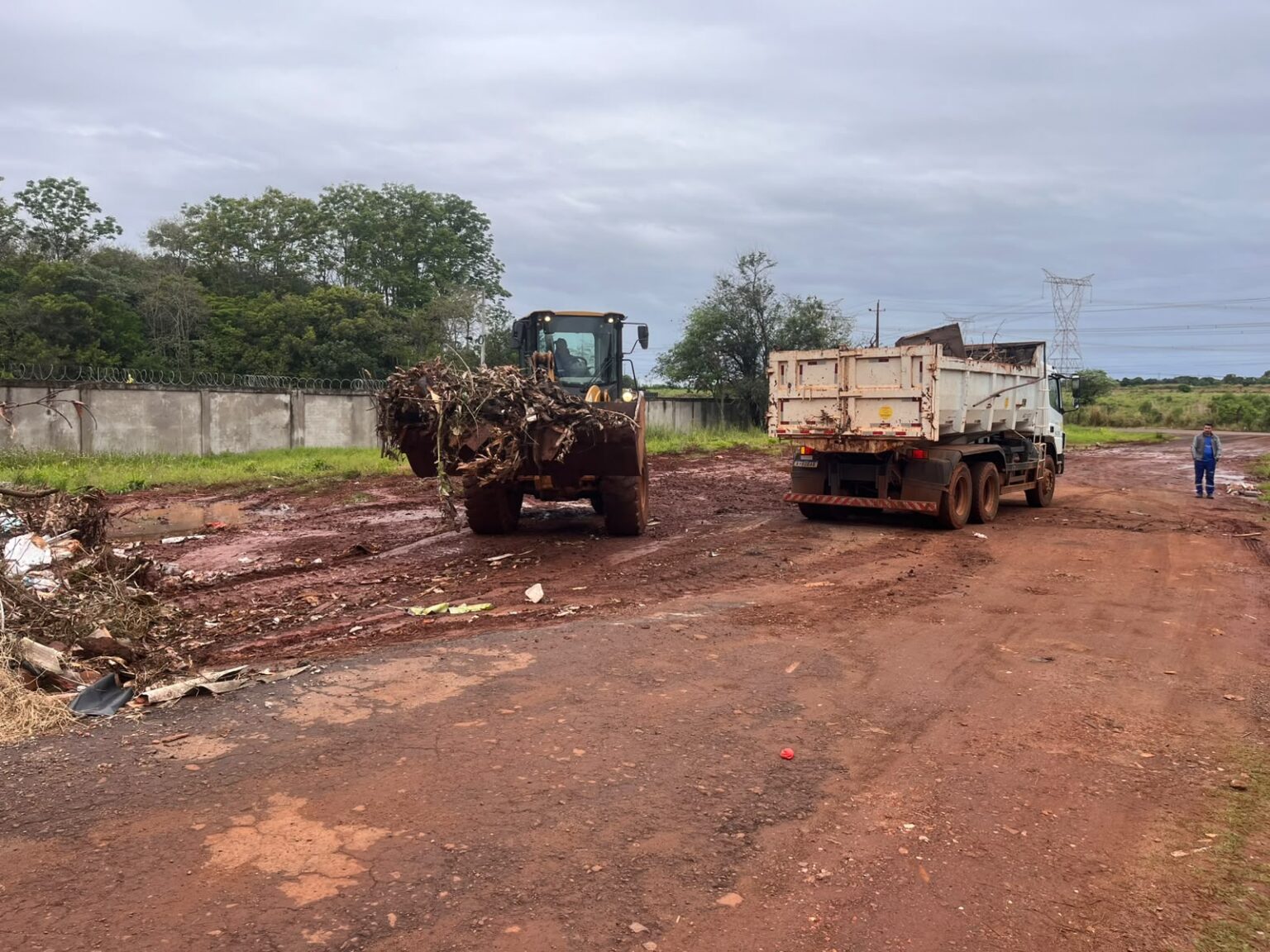 Região Norte de Foz recebe força-tarefa de limpeza com 40 caçambas
