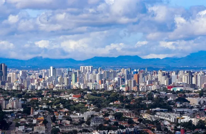 Calor retorna ao Paraná nesta quarta-feira, mas chuva ainda pode aparecer