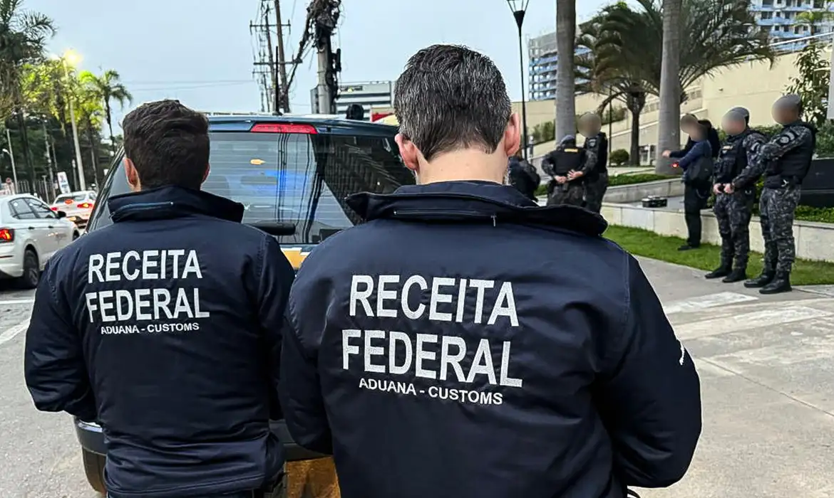 Nove contêineres com mercadorias irregulares são apreendidos no Porto do Rio