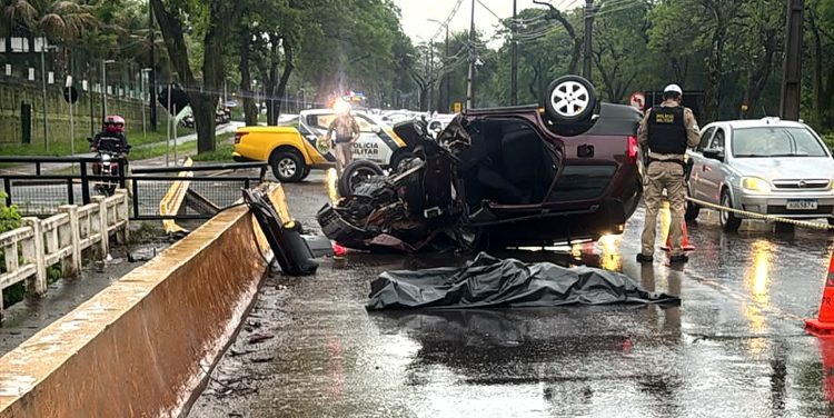 Acidente fatal na Tancredo Neves deixa passageiro morto em Foz do Iguaçu
