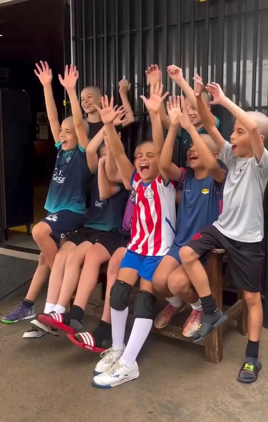 Em gesto emocionante, time de futsal de Foz raspa a cabeça para apoiar Amigo