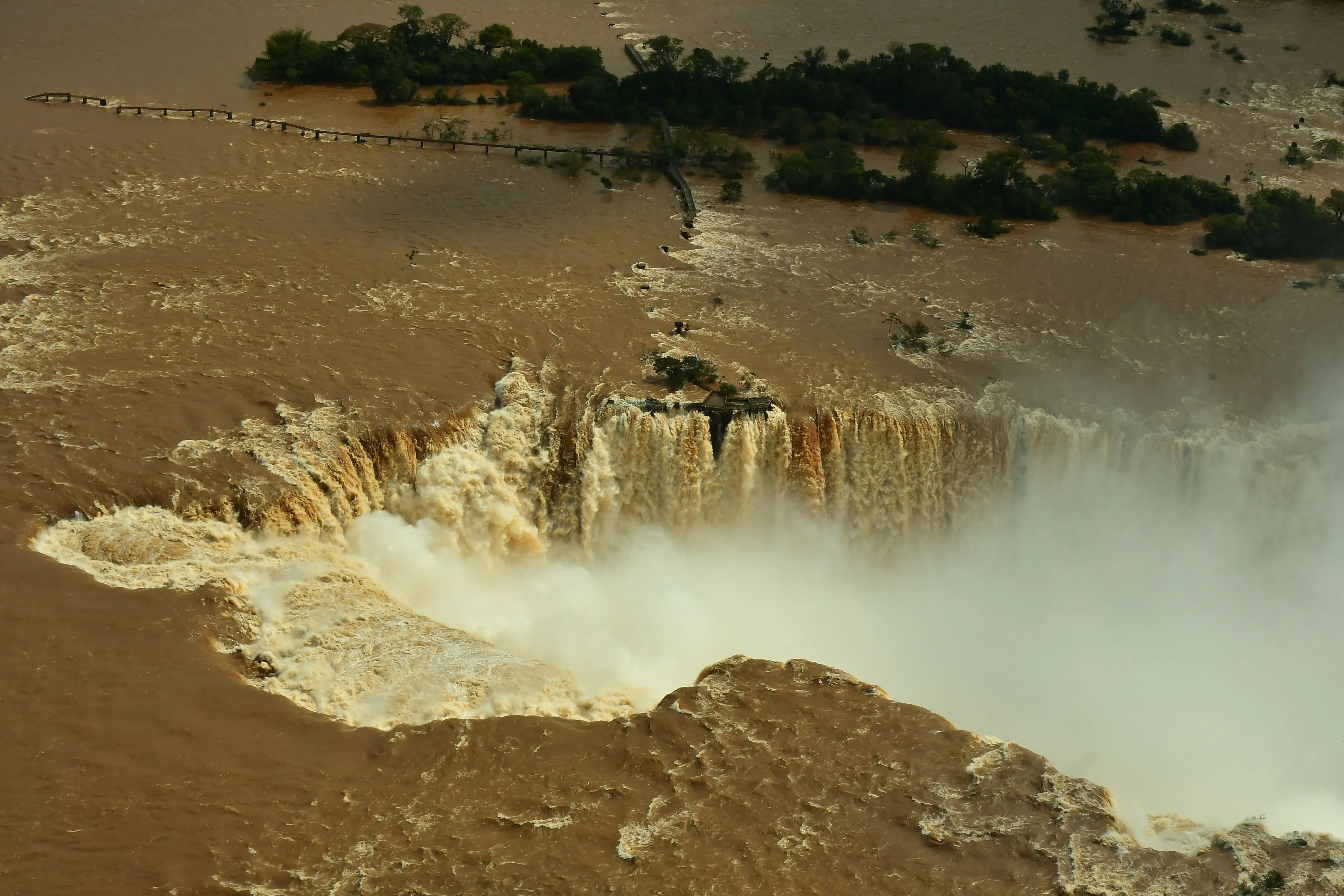 Volume extremo do Rio Iguaçu interrompe passeios nas Cataratas argentinas e afeta atrações no Brasil