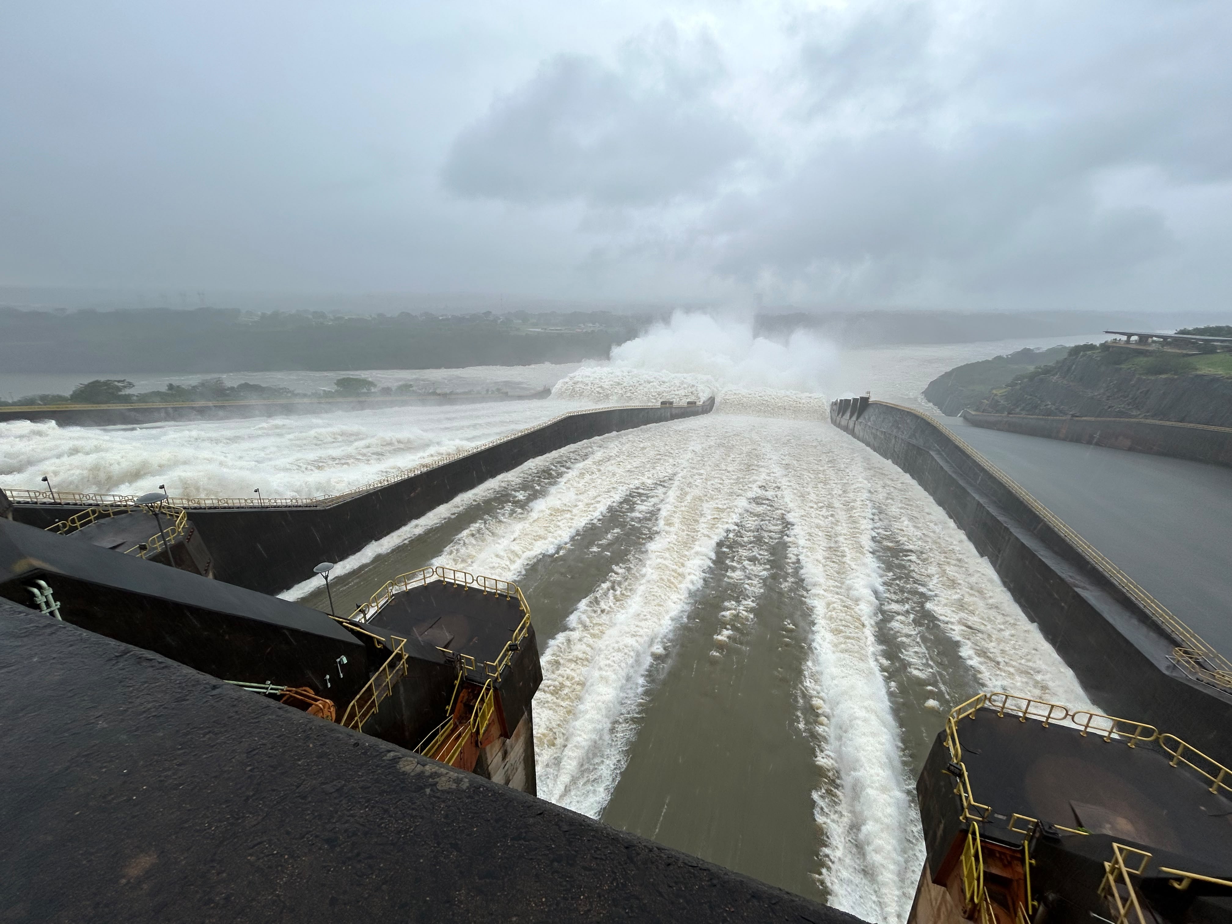 Itaipu abre mais uma calha do vertedouro nesta terça-feira (13)