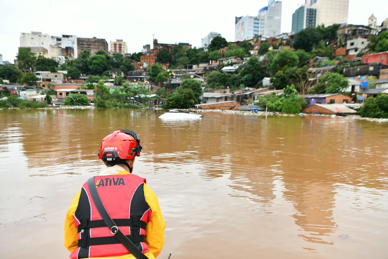 Cheia do Rio Paraná coloca comunidades da fronteira em alerta e leva famílias a deixar suas casas