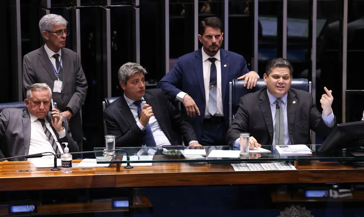 Alcolumbre adia votação da PEC da Segurança e deixa impasse sobre maioridade penal