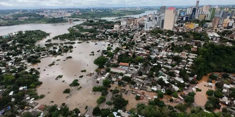 Cheia do Rio Paraná acende alerta para riscos à saúde em Foz do Iguaçu