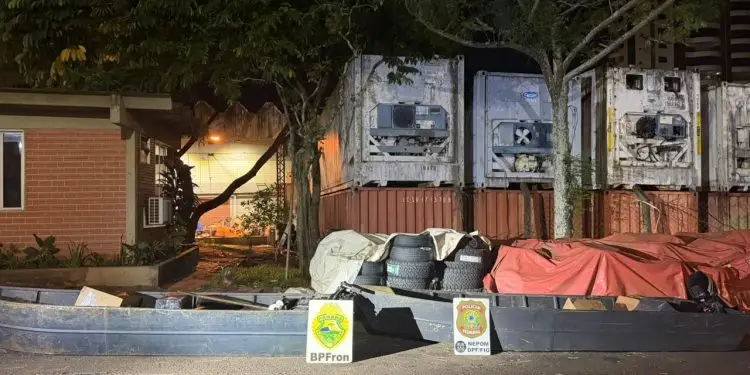 PF e PM apreendem duas embarcações com cigarros e pneu de caminhão no Rio Paraná