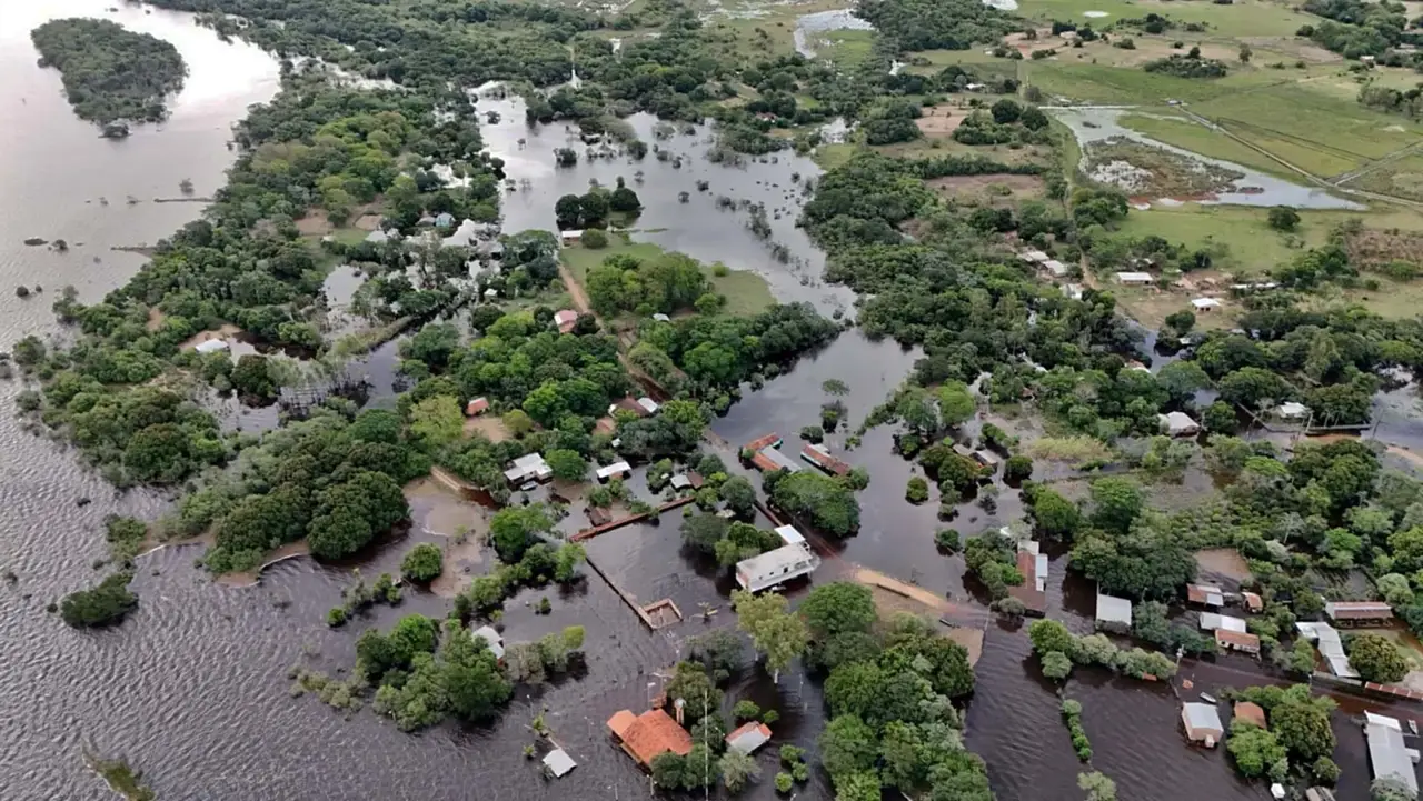 Cheia do Rio Paraná deixa cerca de 1,3 mil famílias fora de casa no Paraguai