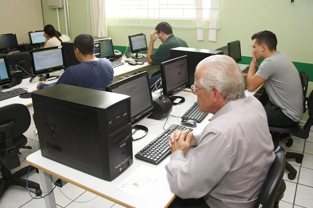 Matrículas na EJA a distância crescem 341% em três anos no Paraná