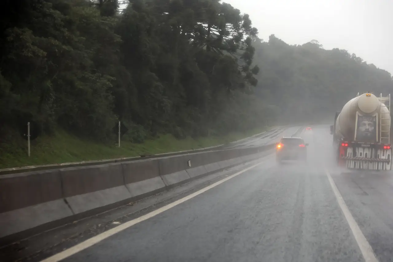 Chuva intensa provoca deslizamentos e interdições em rodovias estaduais do Paraná