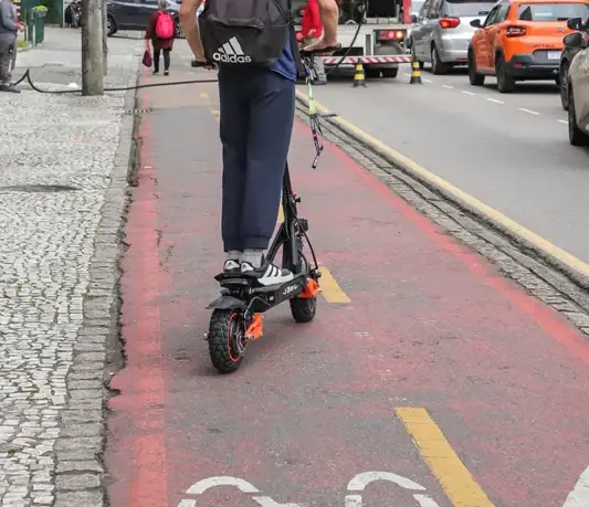 Curitiba intensifica blitz educativa e alerta para erros no uso de patinetes elétricos