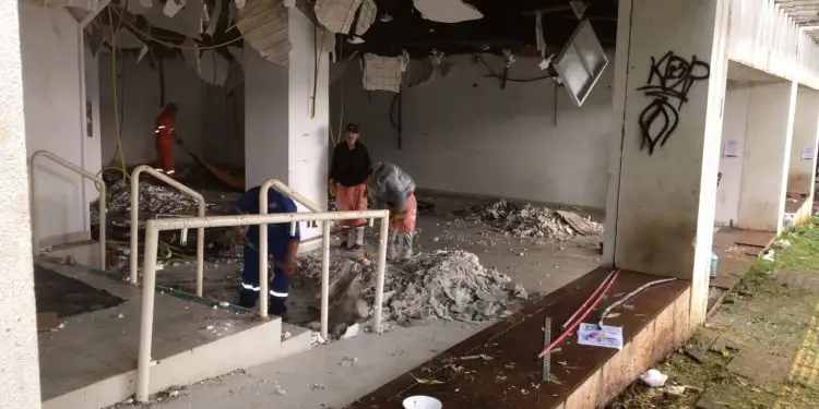 Abandono de imóveis em Foz deixa rastro de sujeira e exige retirada de cinco toneladas de lixo