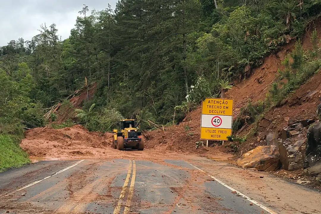 Chuvas deixam rodovias estaduais do Paraná com bloqueios e exigem atenção dos motoristas
