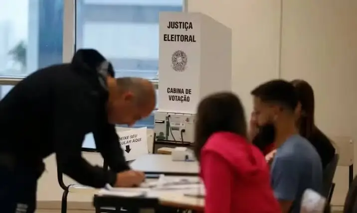 Eleitores vão às urnas pensando no futuro do Brasil