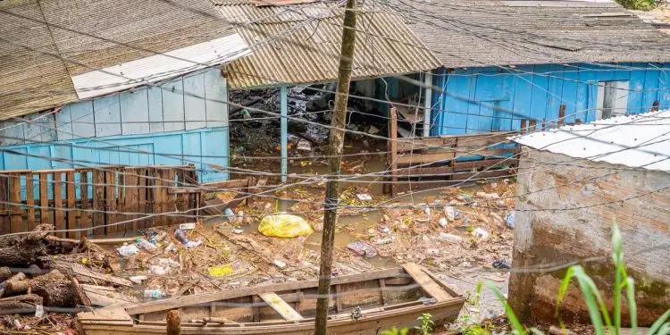 Cheia do Rio Paraná deixa 21 toneladas de lixo em bairro de Ciudad del Este