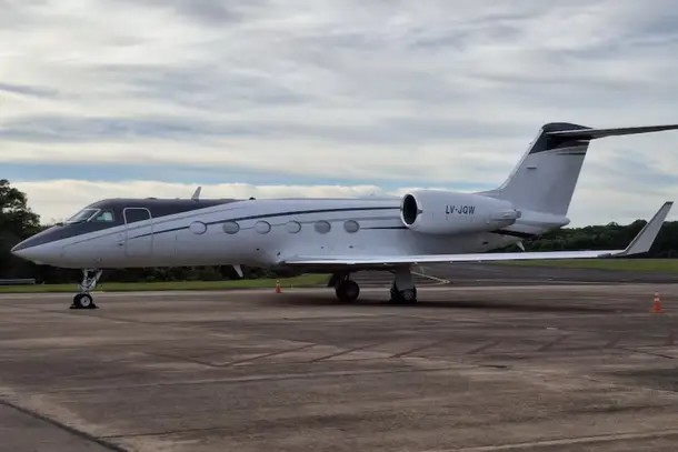 Jato retido na Argentina levanta dúvidas sobre possível viagem de Flávio Bolsonaro aos EUA